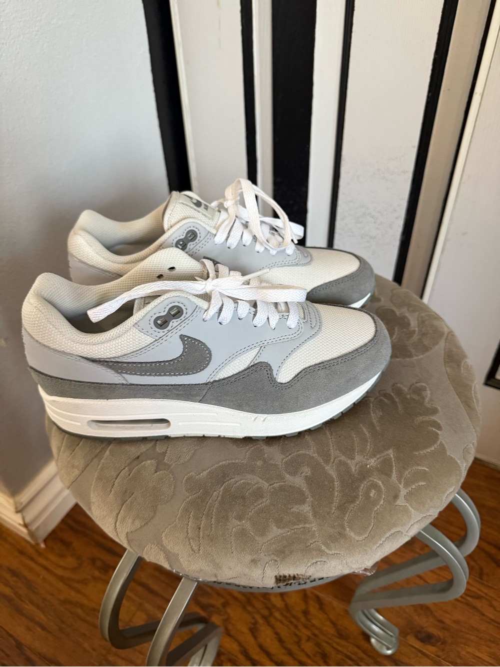 Nike Kids White and Gray Low Top Sneakers - Picture 4 of 11